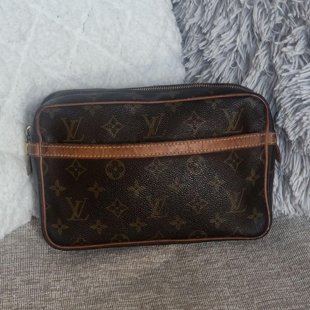Louis Vuitton Compeigne 23 Clutch Monogram..Authentic!!!